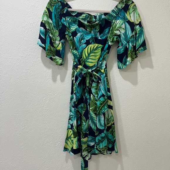 Beautiful palm print mini dress with ruffles - Picture 2 of 3
